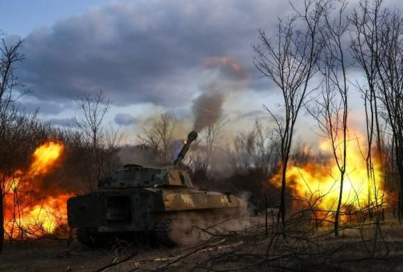 2025년 3월 23일, 우크라이나 헤르손 주에서 러시아군 진지를 향해 자주포를 발사하는 우크라이나군. 게티 이미지 / 멀티비츠