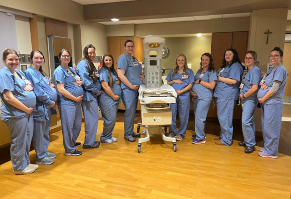 미국의 한 병원 산부인과 분만실 근무 간호사 14명이 동시에 임신 중이라는 사실이 전해져 화제가 되고 있다. HSHS St. Vincent Hospital 제공