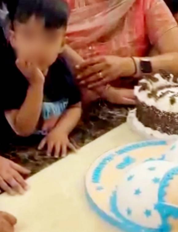 영국의 한 30대 여성이 자신의 3살 아들 생일 파티에 ‘가슴 모양 케이크’를 선물해 논란이 일고 있다. 이 여성은 아들의 모유 수유를 중단하기 위해서 이러한 행동을 했다고 밝혔다. 인스타그램 캡처