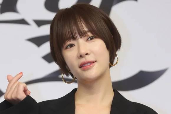 배우 황정음이 27일 서울 양천구 목동 SBS사옥에서 열린 드라마 ‘7인의 부활’ 제작발표회에서 포즈를 취하고 있다. 2024.3.27 연합뉴스