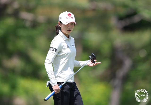조별리그 1차전에서 1번 홀 퍼트를 준비하는 황유민. 사진 제공=KLPGA