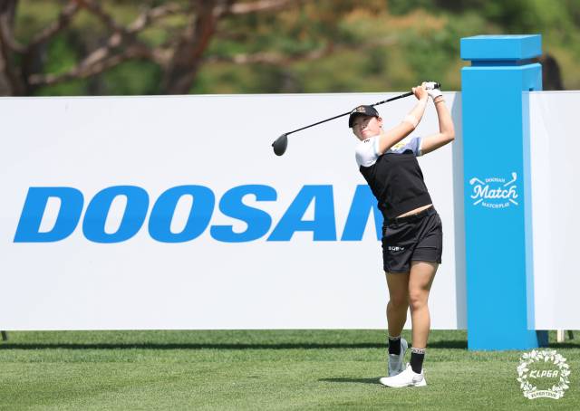 조별리그 1차전에서 2번 홀 티샷을 하는 방신실. 사진 제공=KLPGA