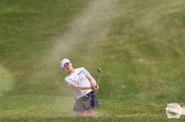 조별리그 1차전에서 2번 홀 벙커 샷을 하는 박현경. 사진 제공=KLPGA