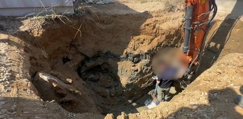 송유관에 구멍을 뚫어 석유를 훔치려 한 일당이 판 땅굴. 사진 제공 = 경북경찰청