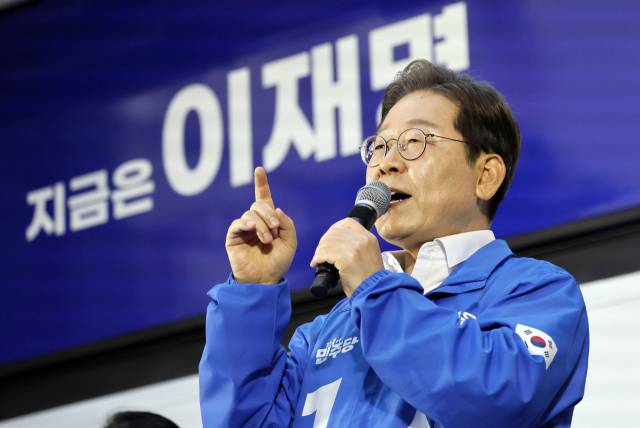 이재명 더불어민주당 대선 후보가 14일 경남 거제 엠파크 차없는 거리에서 유권자들에게 지지를 호소하고 있다. 이 후보는 15일 영·호남 화합의 상징인 경남 하동군 화개장터를 시작으로 전남 광양·여수·순천·목포 등 호남지역을 방문해 유권자들과 만날 예정이다. 거제=오승현 기자