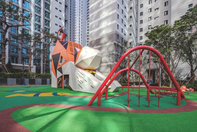 ‘가시광촉매 차열 고무칩 포장기술’을 적용한 서울 올림픽파크포레온 놀이터의 모습. 사진 제공=현대건설