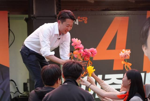 이준석 개혁신당 대선 후보가 14일 부산 서면 젊음의 거리에서 지지자에게 꽃을 받고 있다. 사진제공=이준석 캠프