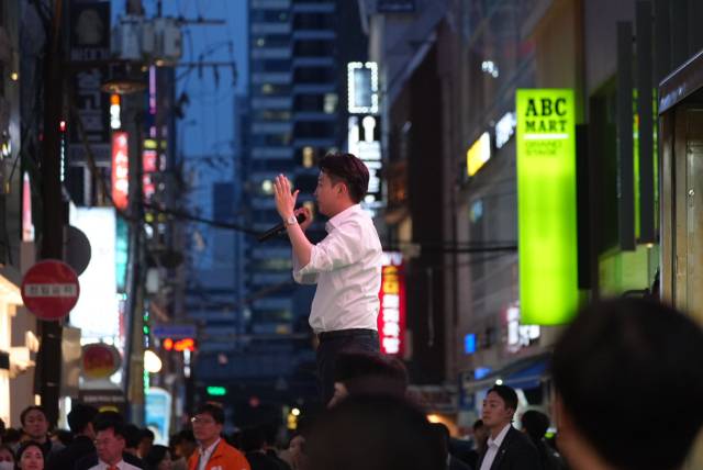 이준석 개혁신당 대선 후보가 14일 부산 서면 젊음의 거리에서 연설하고 있다. 사진제공=이준석 캠프