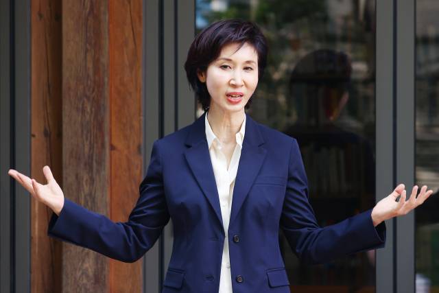 14일 서울 종로구 아트센터나비에서 열린 제30회 국제전자예술심포지엄(ISEA 2025) 기자간담회에서 의장을 맡은 노소영 아트센터나비 관장이 주요 행사를 소개하고 있다. 연합뉴스