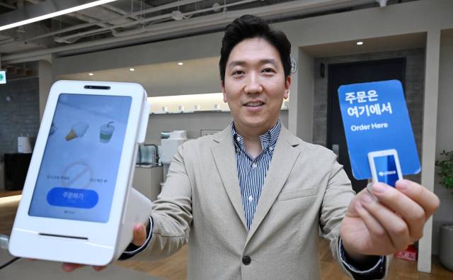 최재호 토스플레이스 대표가 13일 서울 강남구 사무실 서울경제신문과 인터뷰에 앞서 결제 단말기를 소개하고 있다. 조태형 기자