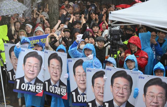 이재명 더불어민주당 대선 후보 지지자들이 15일 전남 순천시 연향동 패션의거리에서 이 후보의 연설을 들으며 환호하고 있다. 순천=오승현 기자 2025.05.15