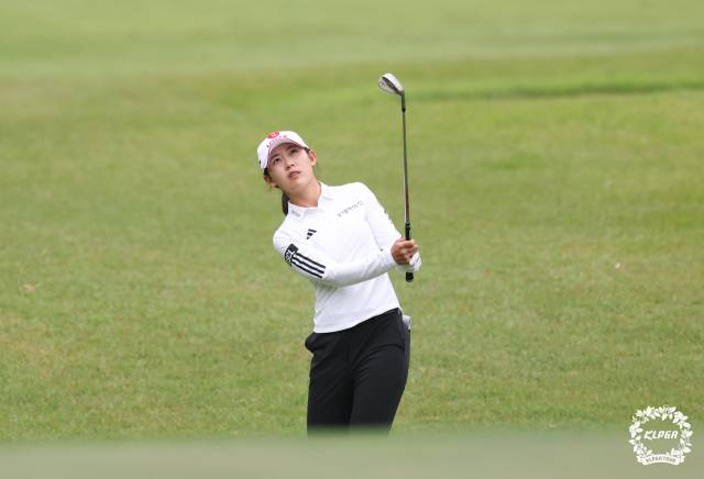 어프로치 샷을 하고 있는 황유민. 사진 제공=KLPGA