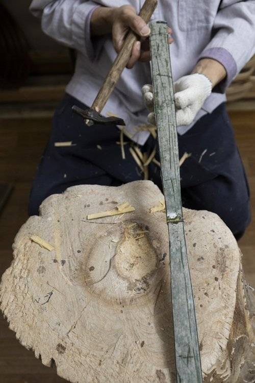 활에 쓰일 대나무를 다듬는 모습.
