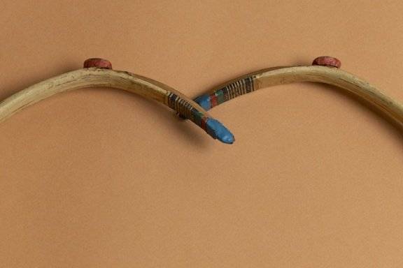 대나무, 뽕나무, 물소 뿔, 소 힘줄 등 여러 재료를 붙여 만든다. 부천활박물관