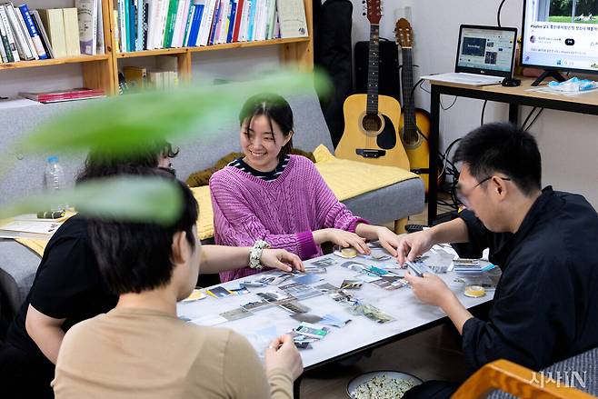 ‘두더집’의 ‘사진 치유 워크숍’ 참석자들이 각자 촬영한 사진을 모아서 이어 붙이는 작업을 하고 있다. 6월에는 전시를 열 계획이다. ⓒ시사IN 신선영