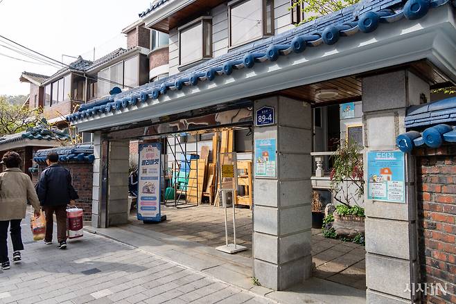 서울시 은평구 주택가 골목에 위치한 ‘두더집’ 대문은 늘 열려 있다. ⓒ시사IN 신선영