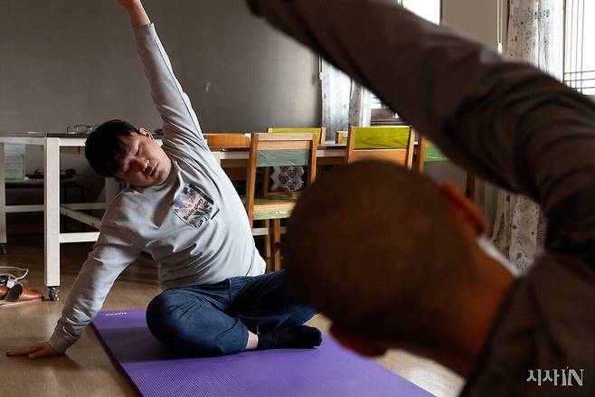 3년의 은둔 기간을 끝내고 ‘두더집’에서 매니저 일을 하는 권씨(왼쪽)가 요가 수업을 듣고 있다. ⓒ시사IN 신선영