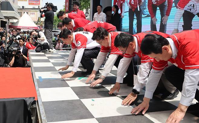 5월13일 울산 유세 현장에서 김문수 후보와 선대위 관계자들이 시민들에게 큰절을 올리고 있다. ⓒ공동취재