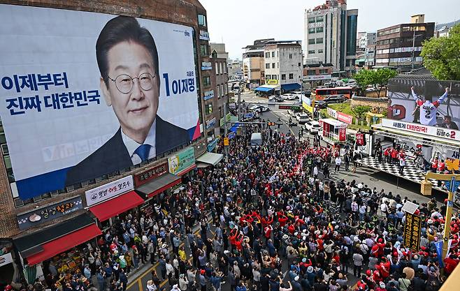 5월14일 김문수 후보의 밀양 관아 앞 유세 현장. 맞은편 건물에 이재명 후보의 대형 현수막이 걸려 있다. ⓒ공동취재