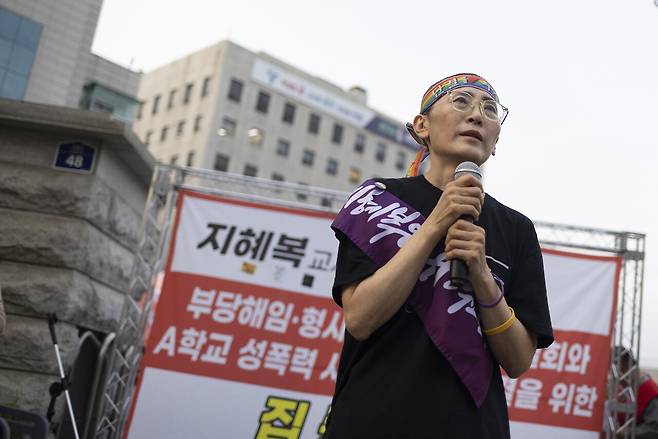 5월14일 오후 서울 종로구 서울시교육청 앞에서 열린 ‘지혜복 교사 부당 해임 철회와 A학교 성폭력 사안의 온전한 해결을 위한 제11차 집중 집회’에서 삭발을 마친 지혜복 교사가 발언을 하고 있다. ⓒ시사IN 이명익