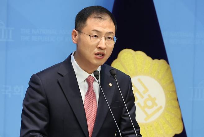 국민의힘을 탈당한 무소속 김상욱 의원이 15일 서울 여의도 국회 소통관에서 더불어민주당 이재명 대선 후보에 대한 지지 선언을 하고 있다.ⓒ연합뉴스