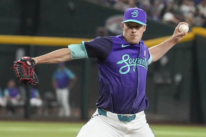 애리조나 좌완 불펜 조 맨티플리가 14일(한국시간) 샌프란시스코와 원정경기에서 엘리엇 라모스를 거르고 이정후와 승부했다가 쐐기 3점포를 허용했다. 사진은 12일 체이스필드에서 열린 다저스전에 등판한 맨티플리. 피닉스(미 애리조나주)｜AP뉴시스