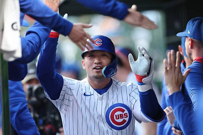 시카고 컵스 스즈키 세이야가 15일 마이애미전에서 4회말 솔로홈런을 친 뒤 동료들의 축하를 받고 있다. AFP연합뉴스