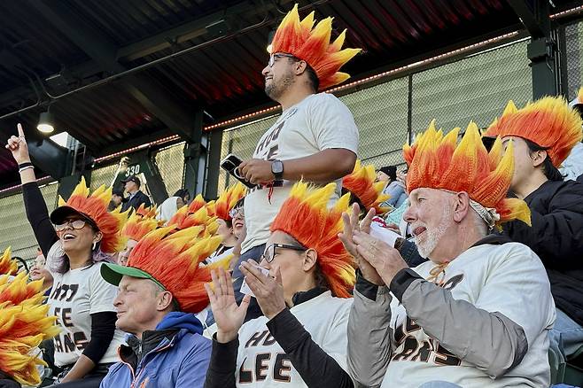 이정후 팬 클럽인 ‘후리건즈’ 멤버들이 15일 샌프란시스코 홈에서 열린 애리조나와 경기에서 이정후의 플레이를 지켜보고 있다. AP연합뉴스