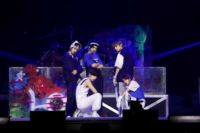 2022 위버스콘에서 투모로우바이투게더가 서태지의 ‘Come Back Home’을 커버하고 있는 모습