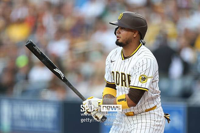 ▲ 리그를 대표하는 교타자인 아라에스는 헛스윙과 삼진이 거의 없는 스타일로 탁월한 안타 생산 능력을 자랑한다