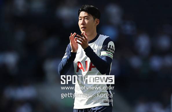 영국 매체 ‘이브닝스탠다드뉴스’는 "게리 네빌이 토트넘과 유럽축구연맹(UEFA) 유로파리그 결승전을 앞두고 불안한 느낌을 받았다. 유로파리그 결승전에서 토트넘이 맨체스터 유나이티드보다 우위라고 평가했다. 현재 맨체스터 유나이티드 선수 중 토트넘 1군 팀에 뛸 선수는 브루노 페르난데스 1명 뿐이라고 말했다”라고 보도했다. 실제&nbsp;네빌은 “이들을 맨유의 선수들과 일대일로 비교했을 때, 유일하게 브루노 페르난데스만 토트넘 선발에 들어갈 수 있을 것이다. 토트넘 선수들이 맨체스터 유나이티드보다 훨씬 좋은 경기력이다. 지금만 본다면 난 토트넘 선수들을 선택하겠다”이라고 강조했다.