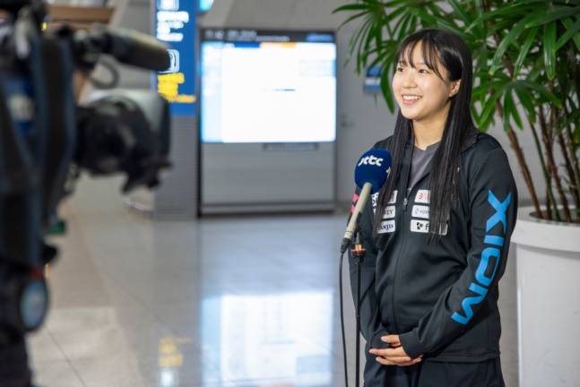 신유빈이 지난 14일 인천국제공항에서 '2025 세계탁구선수권대회'기 열리는 카타르로 출국하면서 인터뷰를 하고 있다./사진=대한탁구협회