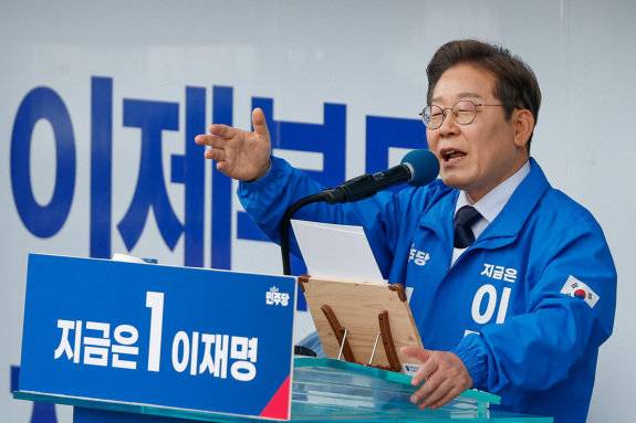 더불어민주당 이재명 대선 후보가 5월 13일 경북 포항시청 광장을 찾아 지지를 호소하고 있다. 뉴스1