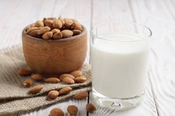 아몬드, 귀리, 콩 등 식물성 원료로 제조하는 대체 음료는 우유와 성분이 전혀 다른 만큼 섭취에 주의가 필요하다. 우유자조금관리위원회 제공