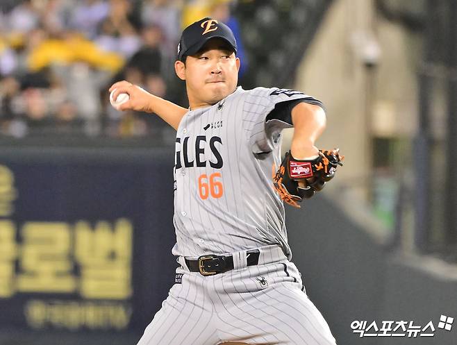 김경문 감독이 이끄는 한화는 15일 대전 한화생명 볼파크에서 2025 신한 SOL Bank KBO리그 두산 베어스와의 홈경기를 치른다. 2연패를 당한 한화는 홈에서 싹쓸이패 당할 위기에 놓였다. 이날 경기 앞두고 한화는 투수 이상규의 1군 엔트리를 하루 만에 말소하고 주현상을 등록했다. 주현상은 정규시즌 초반인 3월 27일 말소된 후 49일 만에 1군에 복귀했다. 지난해 23세이브 8승(4패) 2홀드를 기록했던 마무리 주현상은 개막 초반 2경기에서 불안한 모습을 보였다. 이후 2군에 내려갔고 한화는 그가 맡던 마무리는 3년 차 김서현이 담당하고 있다. 엑스포츠뉴스DB