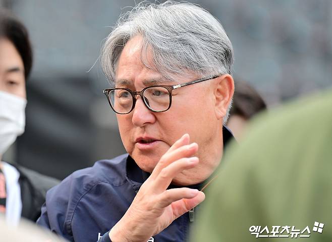 김경문 감독이 이끄는 한화는 15일 대전 한화생명 볼파크에서 2025 신한 SOL Bank KBO리그 두산 베어스와의 홈경기를 치른다. 2연패를 당한 한화는 홈에서 싹쓸이패 당할 위기에 놓였다. 이날 경기 앞두고 한화는 투수 이상규의 1군 엔트리를 하루 만에 말소하고 주현상을 등록했다. 주현상은 정규시즌 초반인 3월 27일 말소된 후 49일 만에 1군에 복귀했다. 지난해 23세이브 8승(4패) 2홀드를 기록했던 마무리 주현상은 개막 초반 2경기에서 불안한 모습을 보였다. 이후 2군에 내려갔고 한화는 그가 맡던 마무리는 3년 차 김서현이 담당하고 있다. 엑스포츠뉴스DB