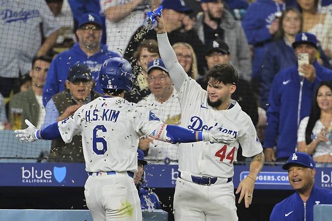 김혜성은 15일 미국 캘리포니아주 로스앤젤레스 다저스타디움에서 열린 2025 미국 메이저리그(MLB) 오클랜드 애슬레틱스와의 홈경기에 9번 타자 겸 2루수로 선발 출전했다. 빅리그 데뷔 첫 홈런을 때려내는 등 맹활약하며 2타수 2안타(1홈런) 1타점 1득점을 뽐내고 다저스의 9-3 승리에 공헌했다. 지난 4일 애틀랜타 브레이브스전을 통해 메이저리그에 데뷔한 뒤 11경기 만에 대포를 터트렸다. 이날은 그가 홈구장에서 치른 첫 선발 출전 경기였는데 타격 폼을 고치는 등 부단히 노력한 끝에 홈에서 맹활약했다. AP 연합뉴스