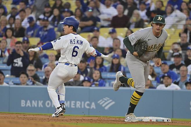 김혜성은 15일 미국 캘리포니아주 로스앤젤레스 다저스타디움에서 열린 2025 미국 메이저리그(MLB) 오클랜드 애슬레틱스와의 홈경기에 9번 타자 겸 2루수로 선발 출전했다. 빅리그 데뷔 첫 홈런을 때려내는 등 맹활약하며 2타수 2안타(1홈런) 1타점 1득점을 뽐내고 다저스의 9-3 승리에 공헌했다. 지난 4일 애틀랜타 브레이브스전을 통해 메이저리그에 데뷔한 뒤 11경기 만에 대포를 터트렸다. 이날은 그가 홈구장에서 치른 첫 선발 출전 경기였는데 타격 폼을 고치는 등 부단히 노력한 끝에 홈에서 맹활약했다. AP 연합뉴스