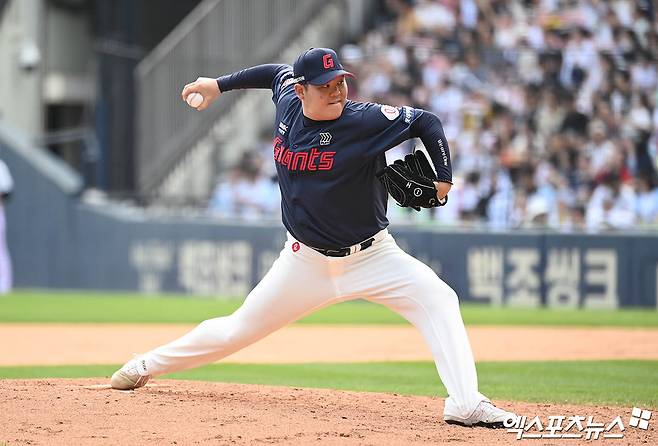 1일 오후 서울 송파구 잠실야구장에서 열린 '2024 신한 SOL Bank KBO리그' 롯데 자이언츠와 두산 베어스의 경기, 7회말 롯데 한현희가 역투하고 있다. 엑스포츠뉴스 DB