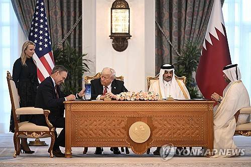 보잉과 카타르항공의 사업계약 서명식 [도하 AFP=연합뉴스. 재판매 및 DB 금지]