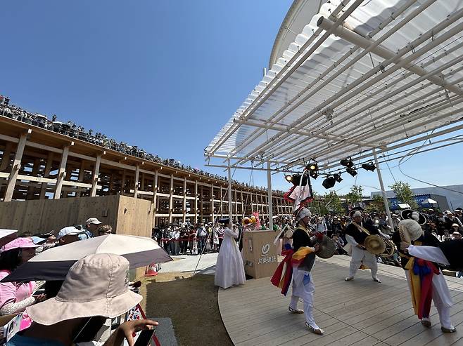 사물놀이 공연을 보는 관람객들      (오사카=연합뉴스) 김예나 기자 = 지난 14일 일본 오사카·간사이 만국박람회(오사카 엑스포) 야외 팝업 무대에서 선보인 국가유산진흥원 예술단의 공연 모습. 엑스포의 대표적 건축물인 '그랜드 링'에서도 관람객들이 공연을 보고 있다. 2025.5.15
    yes@yna.co.kr