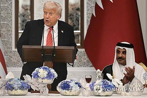 카타르 방문 중 국빈 만찬장서 발언하는 트럼프 미 대통령 [도하 AFP=연합뉴스 재판매 및 DB금지]
