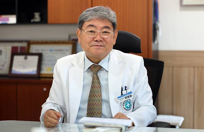 인터뷰하는 최병용 단양군보건의료원장 촬영 천경환 기자