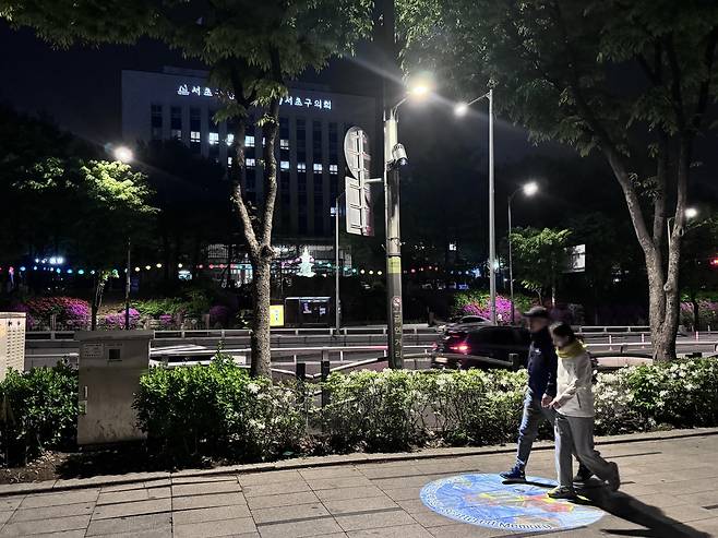 양재역 보도에 설치된 고보라이트 청년갤러리 [서초구 제공. 재판매 및 DB 금지]