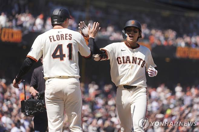 홈런을 치고 홈으로 들어오는 이정후(오른쪽) [AP=연합뉴스]