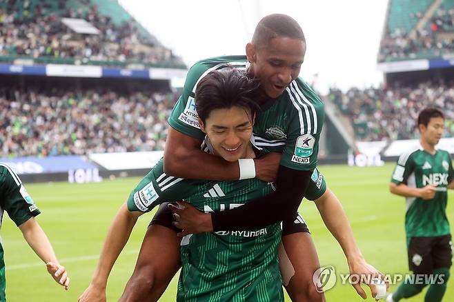 전진우와 골세리머니를 펼치는 전북 선수들 [연합뉴스 자료사진]