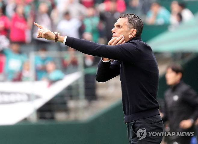 작전 지시하는 전북의 거스 포옛 감독 [연합뉴스 자료사진]