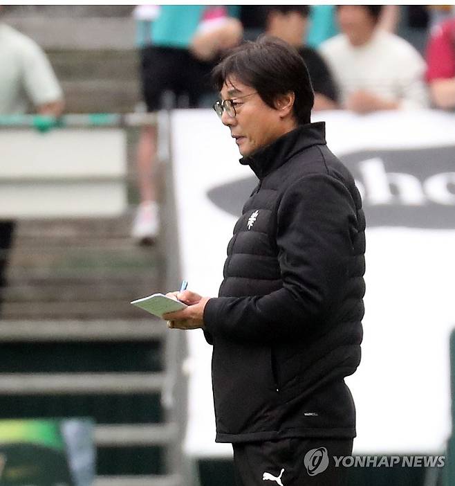 메모하는 황선홍 감독 [연합뉴스 자료사진]