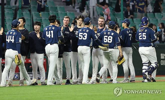 6-3 승리 거둔 NC (인천=연합뉴스) 김성민 기자 = 14일 인천 SSG랜더스필드에서 열린 프로야구 2025 신한 SOL 뱅크 KBO리그 NC 다이노스와 SSG 랜더스의 경기. 6-3으로 승리를 거둔 NC 선수들이 기뻐하고 있다. 2025.5.14 ksm7976@yna.co.kr