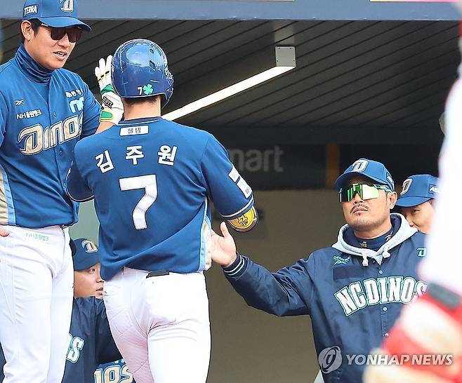 김주원, 선제 솔로 홈런 (인천=연합뉴스) 임순석 기자 = 13일 인천 SSG랜더스필드에서 열린 프로야구 2025 신한 SOL 뱅크 KBO리그 NC 다이노스와 SSG 랜더스의 경기. 1회 초 1사 상황에서 NC 김주원이 솔로 홈런을 친 뒤 이호준 감독 등의 축하를 받고 있다. 2025.5.13 soonseok02@yna.co.kr
